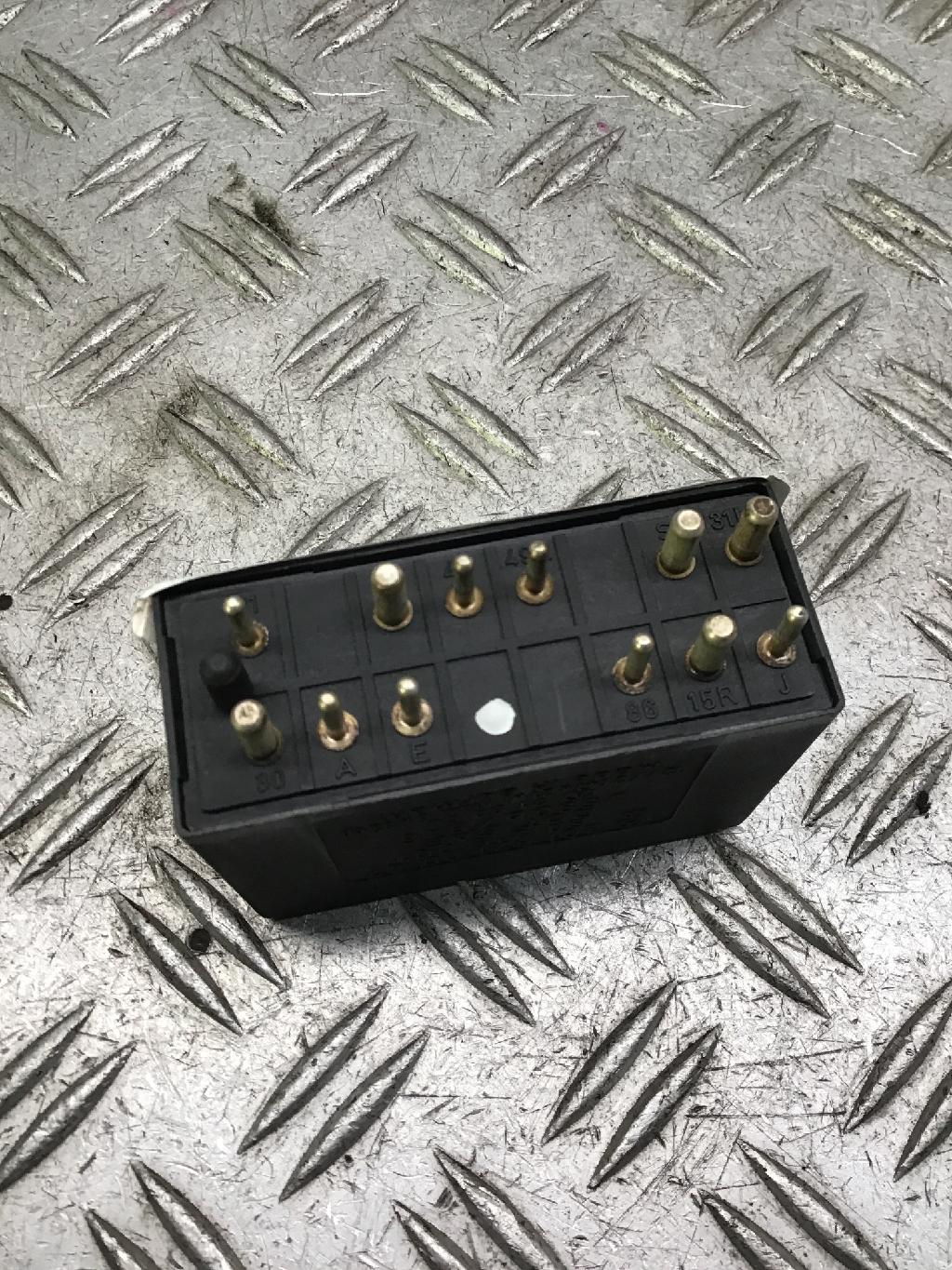 Relais für Blinklicht MERCEDES-BENZ 190 (W201) 2018210047