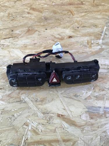 Schalter für Sitzheizung MERCEDES-BENZ C-Klasse (W203) 2038215458 Bild Schalter für Sitzheizung MERCEDES-BENZ C-Klasse (W203) 2038215458