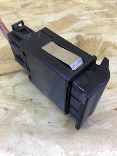 Schalter für Tankklappe SKODA Octavia I Kombi (1U) 1U0959833C Bild Schalter für Tankklappe SKODA Octavia I Kombi (1U) 1U0959833C