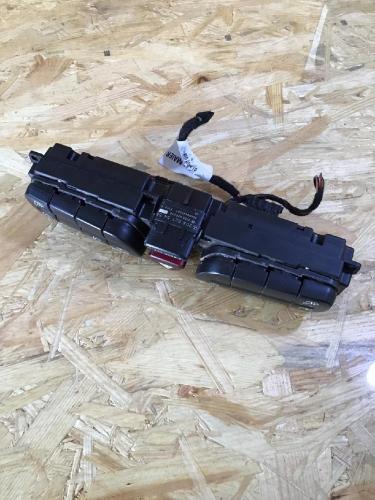 Schalter für Sitzheizung MERCEDES-BENZ C-Klasse (W203) 2038215458 Bild Schalter für Sitzheizung MERCEDES-BENZ C-Klasse (W203) 2038215458