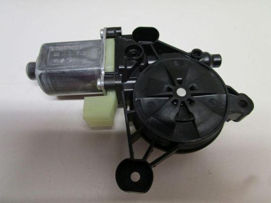 Motor Fensterheber rechts vorn VW GOLF SPORTSVAN (AM1) 2.0 TDI 110 KW 5Q0959801B 0130822717 Bild Motor Fensterheber rechts vorn VW GOLF SPORTSVAN (AM1) 2.0 TDI 110 KW 5Q0959801B 0130822717