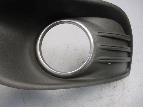 Nebelscheinwerfer links Verkleidung Blende Abdeckung FORD FOCUS II KOMBI (DA_) 1.6 TDCI 66 KW 8M51-R19953-AEW Bild Nebelscheinwerfer links Verkleidung Blende Abdeckung FORD FOCUS II KOMBI (DA_) 1.6 TDCI 66 KW 8M51-R19953-AEW