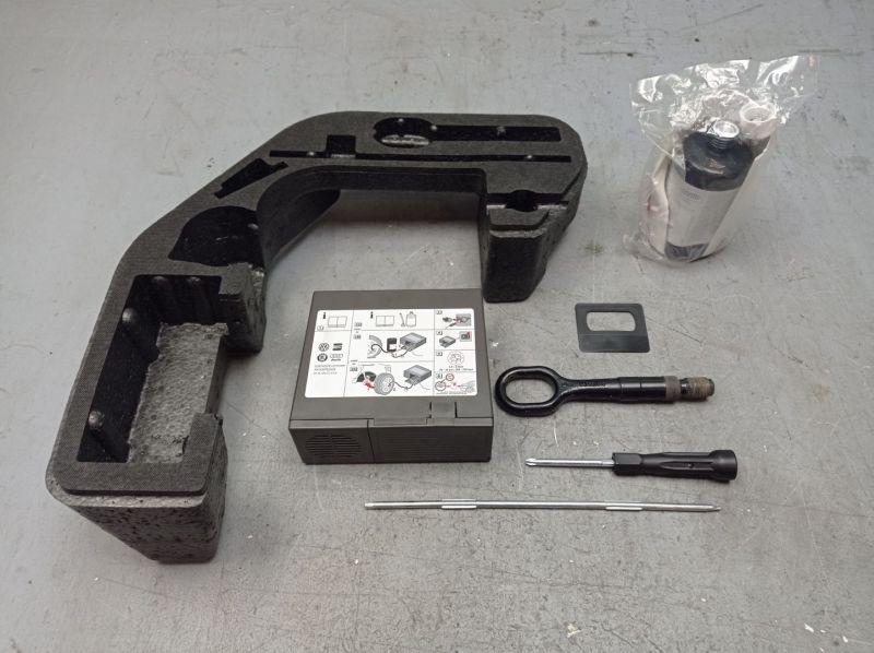 Werkzeugkasten Bordwerkzeug AUDI A4 (8K2, B8) 1.8 TFSI 88 KW 8T0012109 8P0012615A 8K0805615