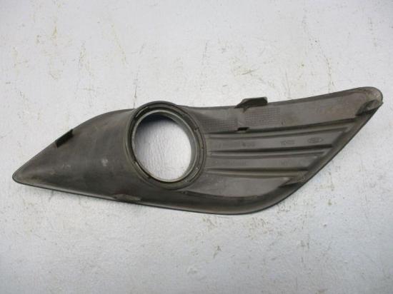 Nebelscheinwerfer links Verkleidung Blende Abdeckung FORD FOCUS II KOMBI (DA_) 1.6 TDCI 66 KW 8M51-R19953-AEW Bild Nebelscheinwerfer links Verkleidung Blende Abdeckung FORD FOCUS II KOMBI (DA_) 1.6 TDCI 66 KW 8M51-R19953-AEW