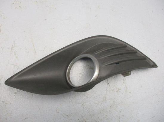 Nebelscheinwerfer links Verkleidung Blende Abdeckung FORD FOCUS II KOMBI (DA_) 1.6 TDCI 66 KW 8M51-R19953-AEW Bild Nebelscheinwerfer links Verkleidung Blende Abdeckung FORD FOCUS II KOMBI (DA_) 1.6 TDCI 66 KW 8M51-R19953-AEW