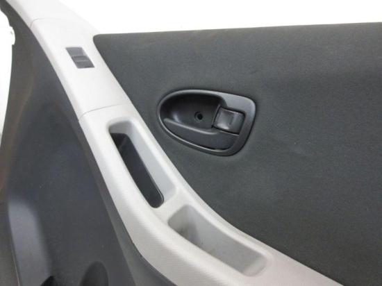 Türverkleidung vorne rechts Schwarz Grau Fensterheber TOYOTA YARIS (_P9_) 1.0 VVT-I 51 KW 676100D440 Bild Türverkleidung vorne rechts Schwarz Grau Fensterheber TOYOTA YARIS (_P9_) 1.0 VVT-I 51 KW 676100D440
