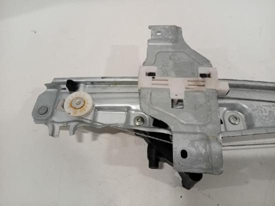 Fensterheber Elektr. Links Hinten 980608868001 Peugeot 2008 (CU) Großraumlimousine 1.2 12V e-THP PureTech 130 (EB2DTS(HNY)) 2016 Bild Fensterheber Elektr. Links Hinten 980608868001 Peugeot 2008 (CU) Großraumlimousine 1.2 12V e-THP PureTech 130 (EB2DTS(HNY)) 2016