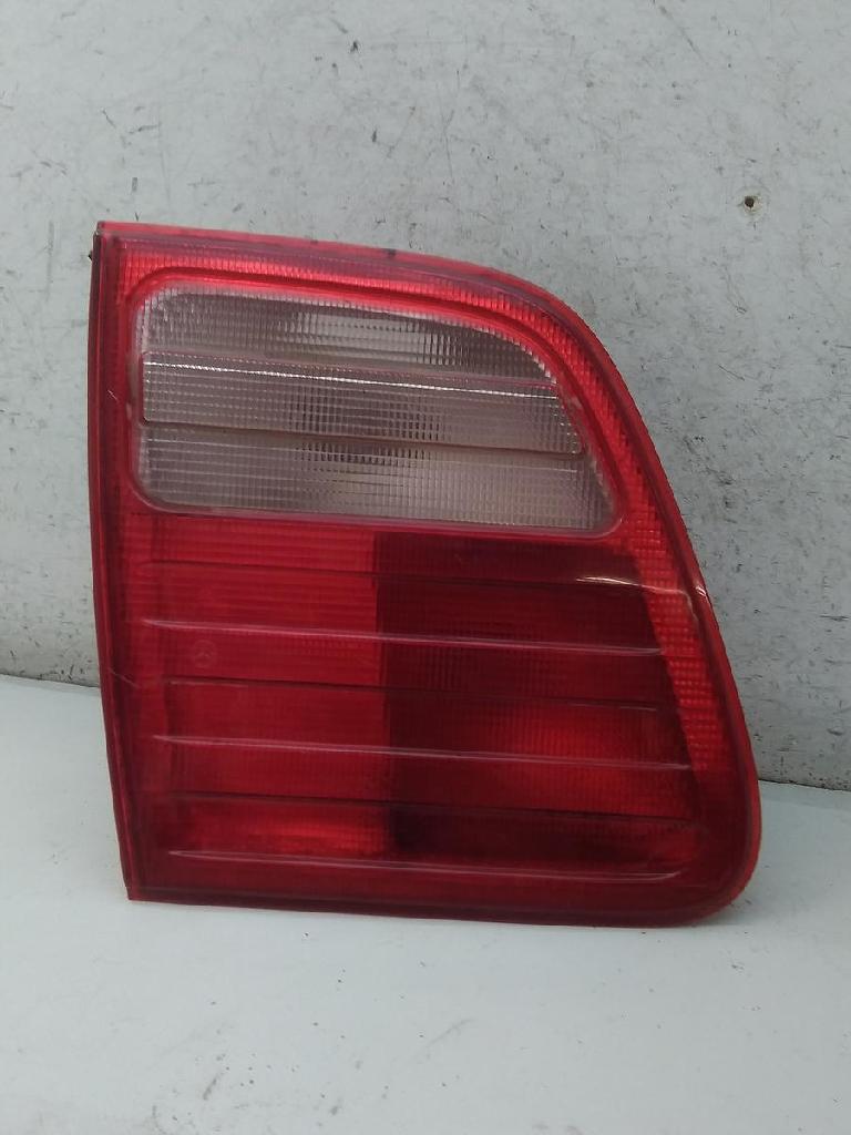 Mercedes-Benz E-Klasse S210 T-Modell Rückleuchte Heckleuchte links innen BJ1999 Bild Mercedes-Benz E-Klasse S210 T-Modell Rückleuchte Heckleuchte links innen BJ1999