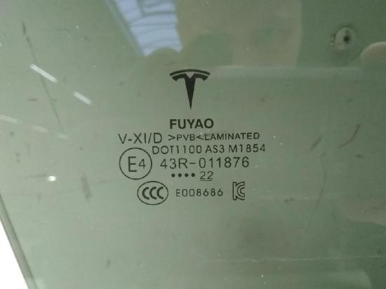 Tesla Model Y Türscheibe hinten rechts Doppelverglasung original abgedunkelt Bild Tesla Model Y Türscheibe hinten rechts Doppelverglasung original abgedunkelt