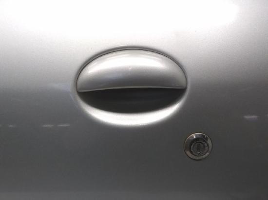 Peugeot 206CC Bj.2005 Tür links Fahrertür silber EZR aluminiumgraumet. Bild Peugeot 206CC Bj.2005 Tür links Fahrertür silber EZR aluminiumgraumet.