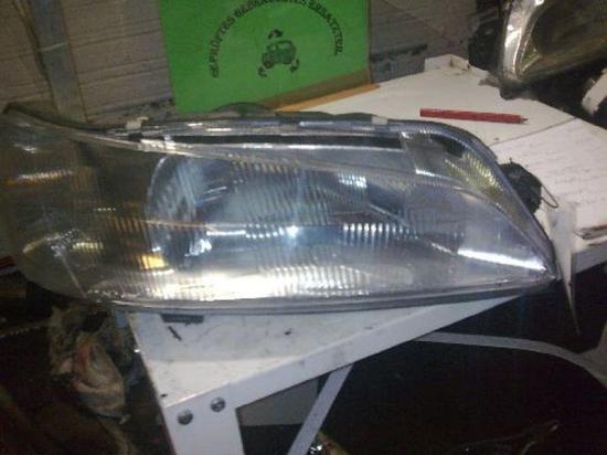 Hauptscheinwerfer rechts Halterungen sind gebrochen PEUGEOT 306 BREAK (7E, N3, N5) 1.9 TD 66 KW Bild Hauptscheinwerfer rechts Halterungen sind gebrochen PEUGEOT 306 BREAK (7E, N3, N5) 1.9 TD 66 KW