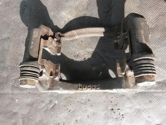 Bremssattelträger links vorn Bremssattelhalter links vorne DACIA SANDERO 1.4 MPI LPG 53 KW Bild Bremssattelträger links vorn Bremssattelhalter links vorne DACIA SANDERO 1.4 MPI LPG 53 KW