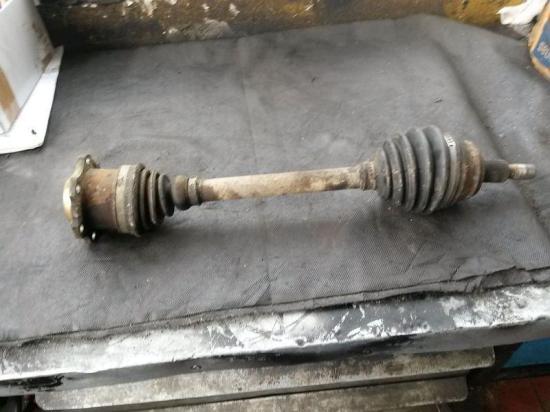 Antriebswelle links vorn Gelenkwelle für Automatikgetriebe VW GOLF IV (1J1) 1.6 74 KW Bild Antriebswelle links vorn Gelenkwelle für Automatikgetriebe VW GOLF IV (1J1) 1.6 74 KW