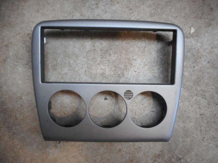 Mittelkonsole Silber OPEL VECTRA B CARAVAN (31_) 2.2I 16V 108 KW Bild Mittelkonsole Silber OPEL VECTRA B CARAVAN (31_) 2.2I 16V 108 KW