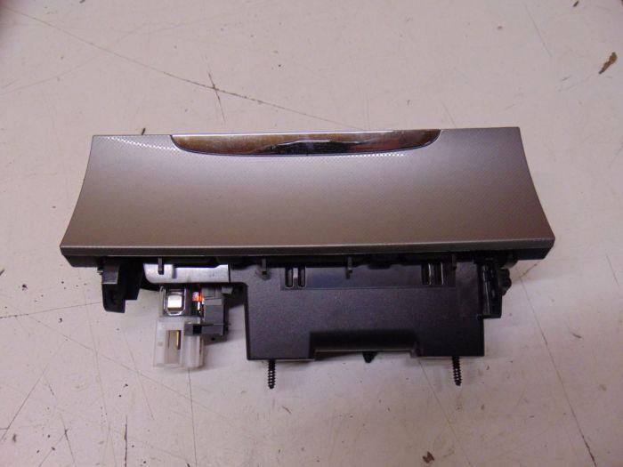 Aschenbecher mitte vorn Silber Dekor VW PASSAT (3C2) 2.0 TDI 103 KW Bild Aschenbecher mitte vorn Silber Dekor VW PASSAT (3C2) 2.0 TDI 103 KW