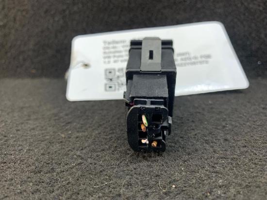 Schalter für Warnblinker VW Polo IV (9N, 9A) 6Q0953235 FKZ Bild Schalter für Warnblinker VW Polo IV (9N, 9A) 6Q0953235 FKZ
