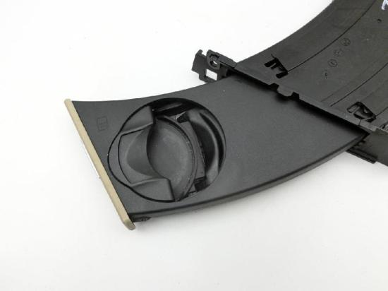 BMW E91 318D LCi 08-13 Kombi Becherhalter Getränkehalter Links Vorne Mittig Bild BMW E91 318D LCi 08-13 Kombi Becherhalter Getränkehalter Links Vorne Mittig