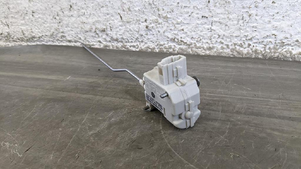 VW Golf VI 1K Stellmotor Tankklappe Verriegelung 5K6810773A