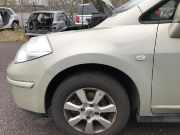 Nissan Tiida Hatch Back Kotflügel links Fender K32 Yellowish Silver Met 