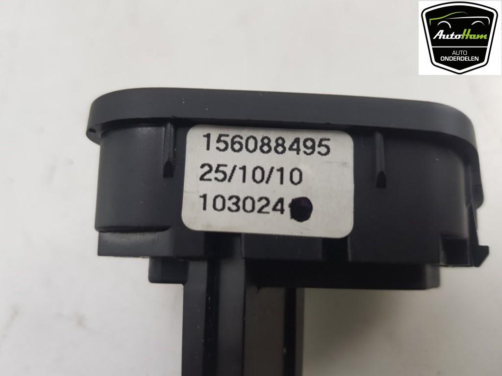 Schalter 156088495 Alfa Romeo Giulietta (940) Schr?gheck 1.4 TB 16V MultiAir (940.A.2000) 2011-01 Bild Schalter 156088495 Alfa Romeo Giulietta (940) Schr?gheck 1.4 TB 16V MultiAir (940.A.2000) 2011-01