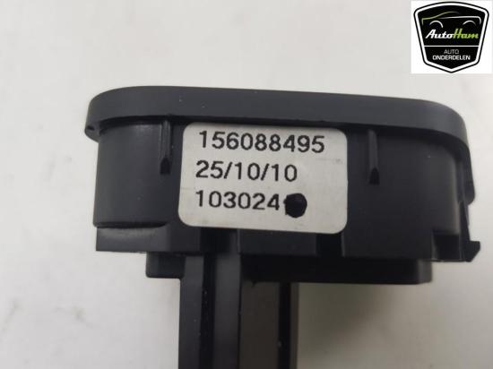 Schalter 156088495 Alfa Romeo Giulietta (940) Schr?gheck 1.4 TB 16V MultiAir (940.A.2000) 2011-01 Bild Schalter 156088495 Alfa Romeo Giulietta (940) Schr?gheck 1.4 TB 16V MultiAir (940.A.2000) 2011-01