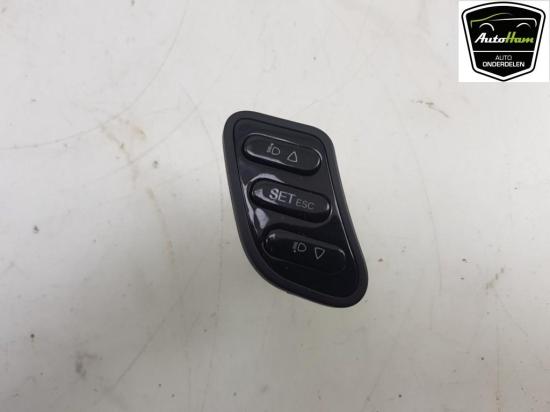 Schalter 156088495 Alfa Romeo Giulietta (940) Schr?gheck 1.4 TB 16V MultiAir (940.A.2000) 2011-01 Bild Schalter 156088495 Alfa Romeo Giulietta (940) Schr?gheck 1.4 TB 16V MultiAir (940.A.2000) 2011-01