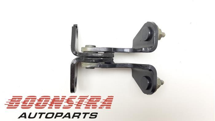 Türscharnier hinten rechts Tesla Model 3 5YJ3 109133200F Bild Türscharnier hinten rechts Tesla Model 3 5YJ3 109133200F