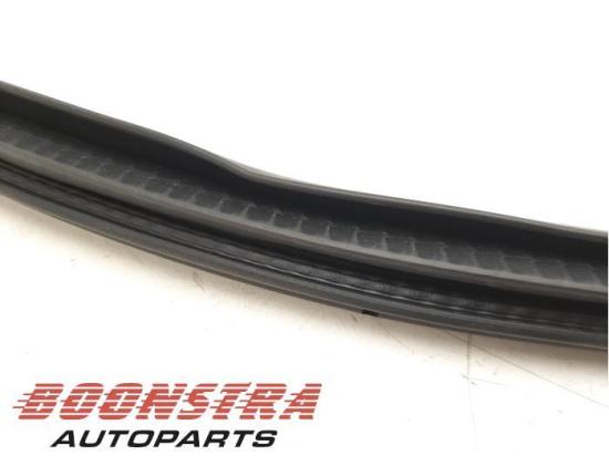 Türgummi links hinten Tesla Model 3 5YJ3 109051100K Bild Türgummi links hinten Tesla Model 3 5YJ3 109051100K