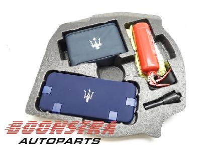 Wagenheber- Set von einem Maserati Ghibli