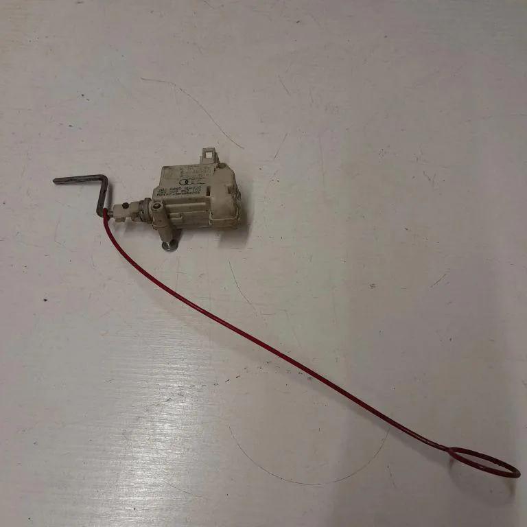 Motor für Tankdeckelverriegelung AUDI A6 Avant (4B5, C5) 2.5 TDI 8P0862153A