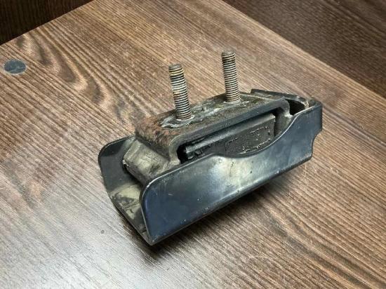 Motorhalter rechts IVECO DAILY III Furgon/Estate 35 C 12 V, 35 S 12 V (AGKA43A2, AGKB43A2, AGKB46A2,... 504046294EB, 504046294 Bild Motorhalter rechts IVECO DAILY III Furgon/Estate 35 C 12 V, 35 S 12 V (AGKA43A2, AGKB43A2, AGKB46A2,... 504046294EB, 504046294