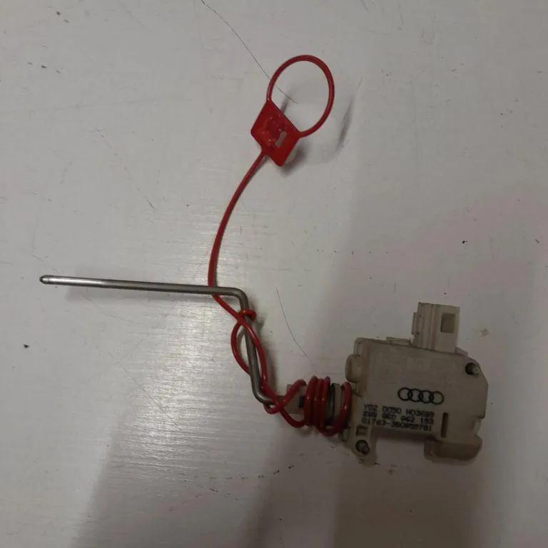 Motor für Tankdeckelverriegelung AUDI A4 (8E2, B6) 2.5 TDI quattro 8P0862153A