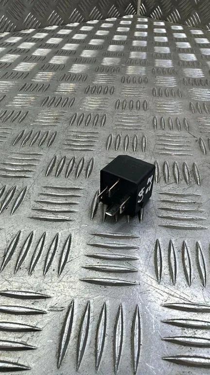 Relais VW PASSAT B8 (3G2) 1.6 TDI 4H0951253A