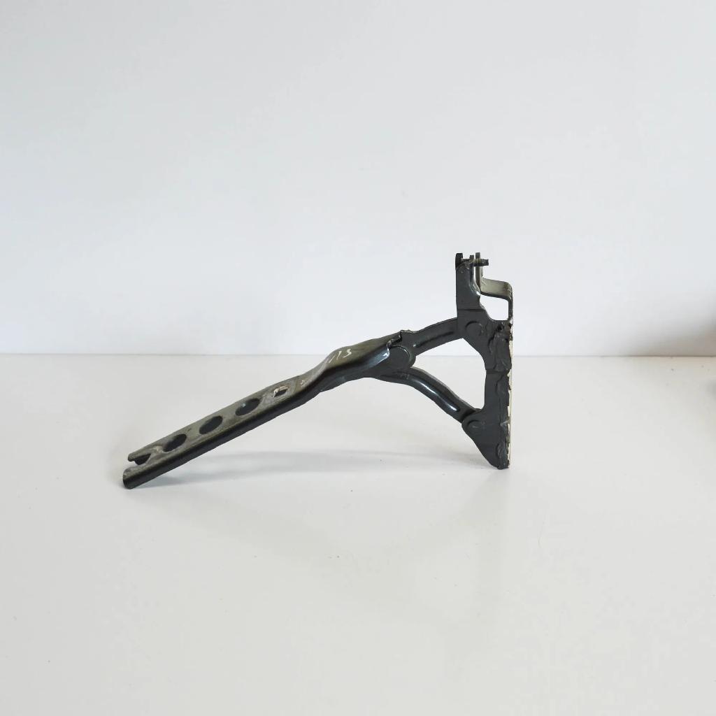 Motorhaubenscharnier vorne rechts SKODA OCTAVIAII (1Z3) 1.4 TSI 1Z0823302C Bild Motorhaubenscharnier vorne rechts SKODA OCTAVIAII (1Z3) 1.4 TSI 1Z0823302C