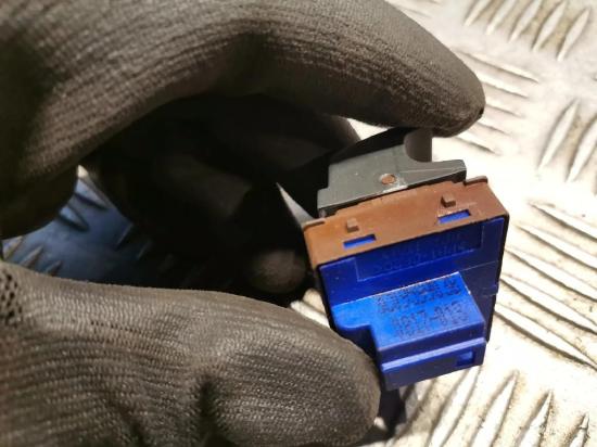 Schalter zum Öffnen des Kraftstofftanks VW PASSAT B6 (3C2) 2.0 FSI 3C0959903B Bild Schalter zum Öffnen des Kraftstofftanks VW PASSAT B6 (3C2) 2.0 FSI 3C0959903B