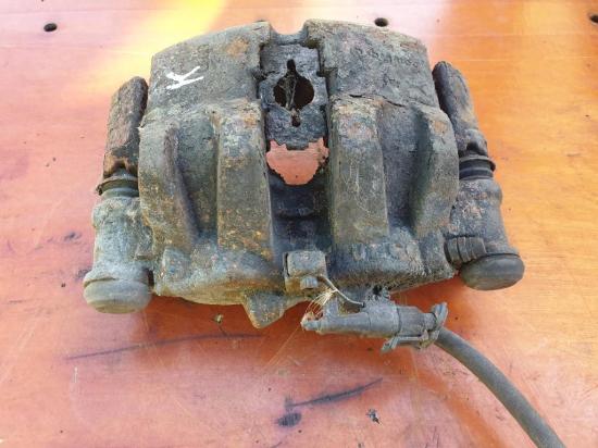 Bremssattel vorne links IVECO DAILY III Furgon/Estate 35 C 12 V, 35 S 12 V (AGKA43A2, AGKB43A2, AGKB46A2,... 42548179 Bild Bremssattel vorne links IVECO DAILY III Furgon/Estate 35 C 12 V, 35 S 12 V (AGKA43A2, AGKB43A2, AGKB46A2,... 42548179