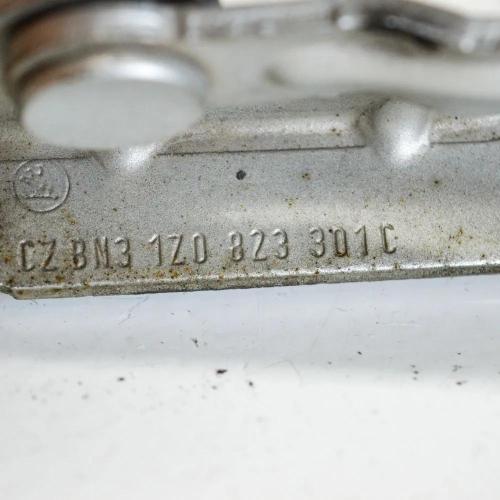 Motorhaubenscharnier vorne links SKODA OCTAVIAII (1Z3) 1.9 TDI 1Z0823301C Bild Motorhaubenscharnier vorne links SKODA OCTAVIAII (1Z3) 1.9 TDI 1Z0823301C
