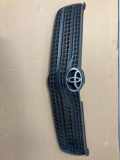 Gitter Grill vorne links TOYOTA COROLLA Verso (_E12_) 2.0 D-4D (CDE120_) 5311113240