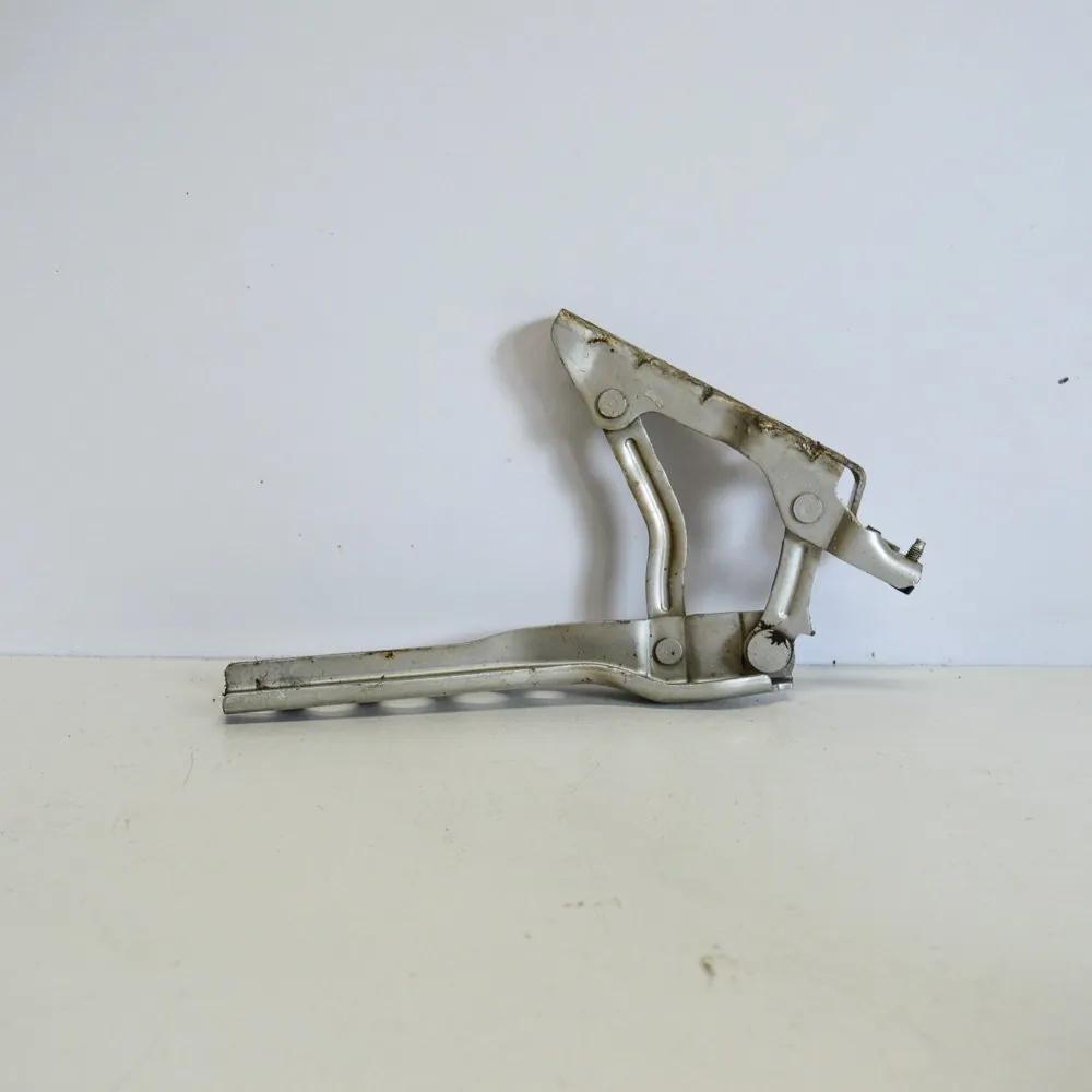 Motorhaubenscharnier vorne links SKODA OCTAVIAII (1Z3) 1.9 TDI 1Z0823301C Bild Motorhaubenscharnier vorne links SKODA OCTAVIAII (1Z3) 1.9 TDI 1Z0823301C
