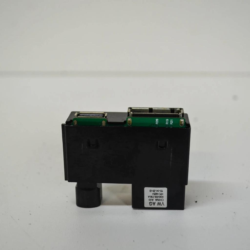 Zusätzliche Music Player-Anschlüsse AUDI A3 Limousine (8VS, 8VM) 2.0 TFSI quattro 5Q0035736A Bild Zusätzliche Music Player-Anschlüsse AUDI A3 Limousine (8VS, 8VM) 2.0 TFSI quattro 5Q0035736A