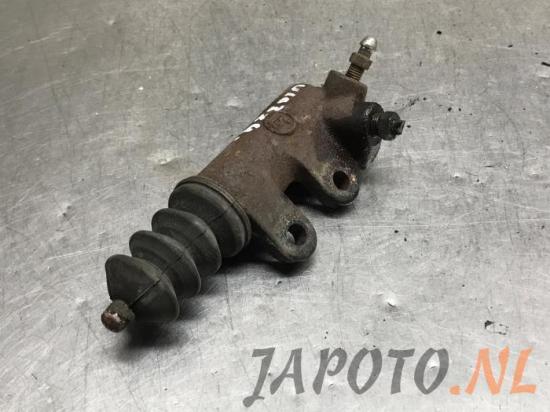 Kupplungsgeberzylinder Toyota Corolla Liftback E12 Bild Kupplungsgeberzylinder Toyota Corolla Liftback E12