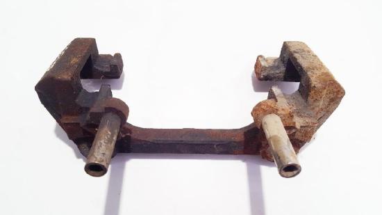 Bremssatteltr?ger - Vorne Linke Chrysler Neon, I 1994.01 - 1999.06 Gebraucht, Bild Bremssatteltr?ger - Vorne Linke Chrysler Neon, I 1994.01 - 1999.06 Gebraucht,