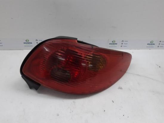 Rücklicht Rechts 6351S1 Peugeot 206 CC (2D) Cabrio 1.6 16V (TU5JP4(NFU)) 2004-03 Bild Rücklicht Rechts 6351S1 Peugeot 206 CC (2D) Cabrio 1.6 16V (TU5JP4(NFU)) 2004-03