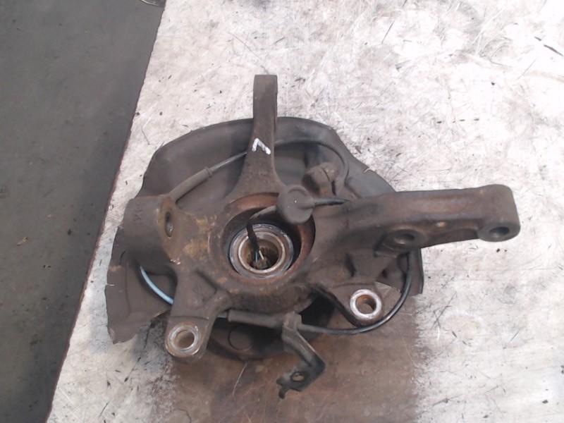 Achsschenkel Links Vorne Nissan Pixo (D31S) Schrägheck 1.0 12V (K10B(Euro 5)) 2010
