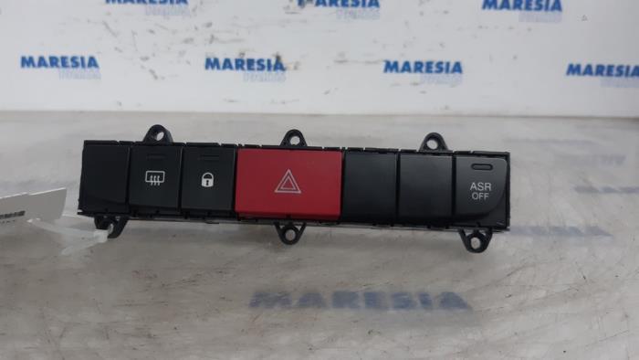 Schalter für Warnblinker Peugeot Boxer Kasten 7355861650 Bild Schalter für Warnblinker Peugeot Boxer Kasten 7355861650