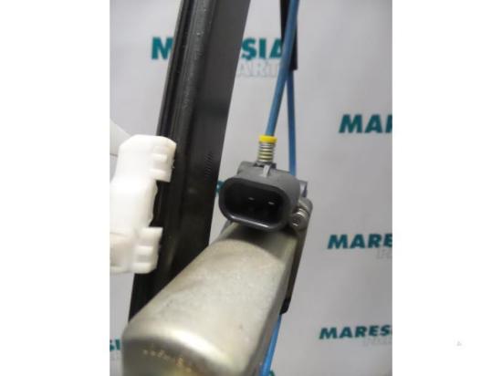 Fensterheber rechts vorne Fiat Stilo 192 9030193 Bild Fensterheber rechts vorne Fiat Stilo 192 9030193