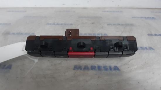 Schalter für Warnblinker Peugeot Boxer Kasten 7355861650 Bild Schalter für Warnblinker Peugeot Boxer Kasten 7355861650