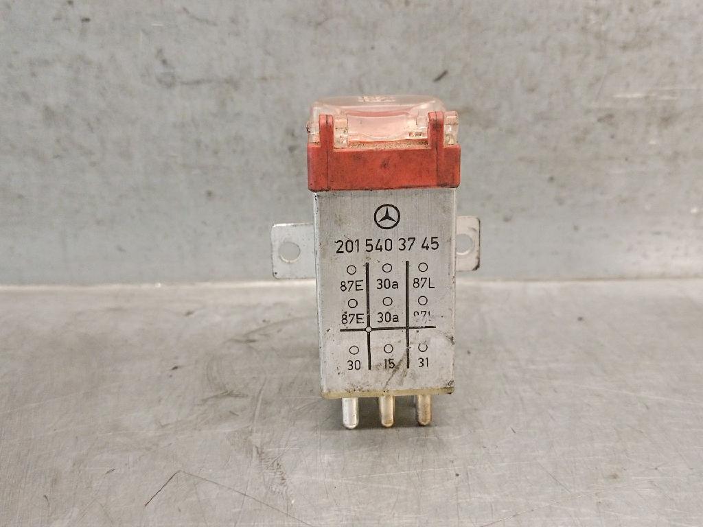 Relais 2015403745 Mercedes-Benz CLASE BERLINA 1.8 16V CAT