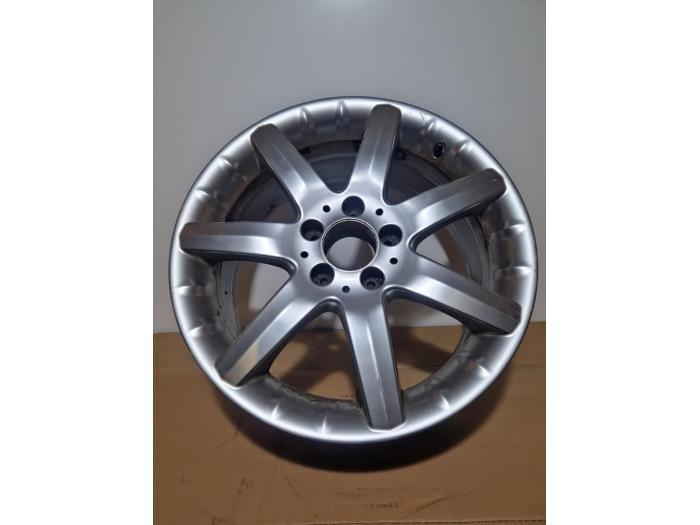 Felge von einem Mercedes C-Klasse