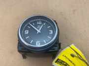 Uhr von einem Mercedes S-Klasse